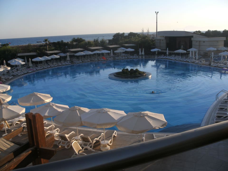 Blick vom Innenhof auf Pool Seamelia Beach Resort