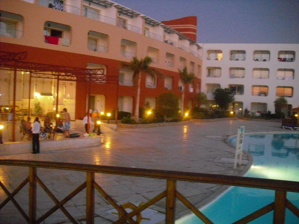 Weg zum Haupthaus Titanic Resort & Aqua Park