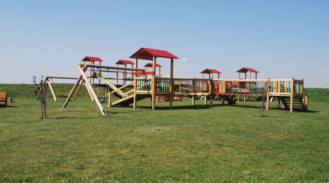 Kinderspielplatz All In Red Thermenhotel