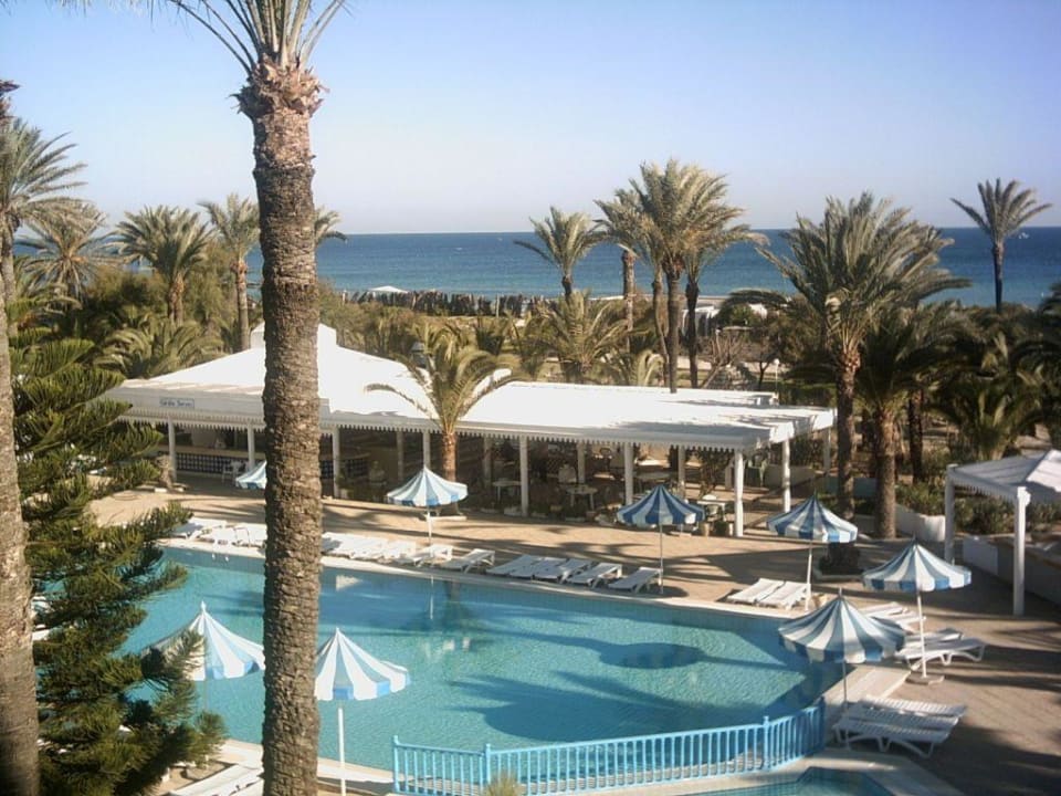 Blick auf den Hotel-Pool und den Strand Hotel Coralia Jawhara Palm Beach