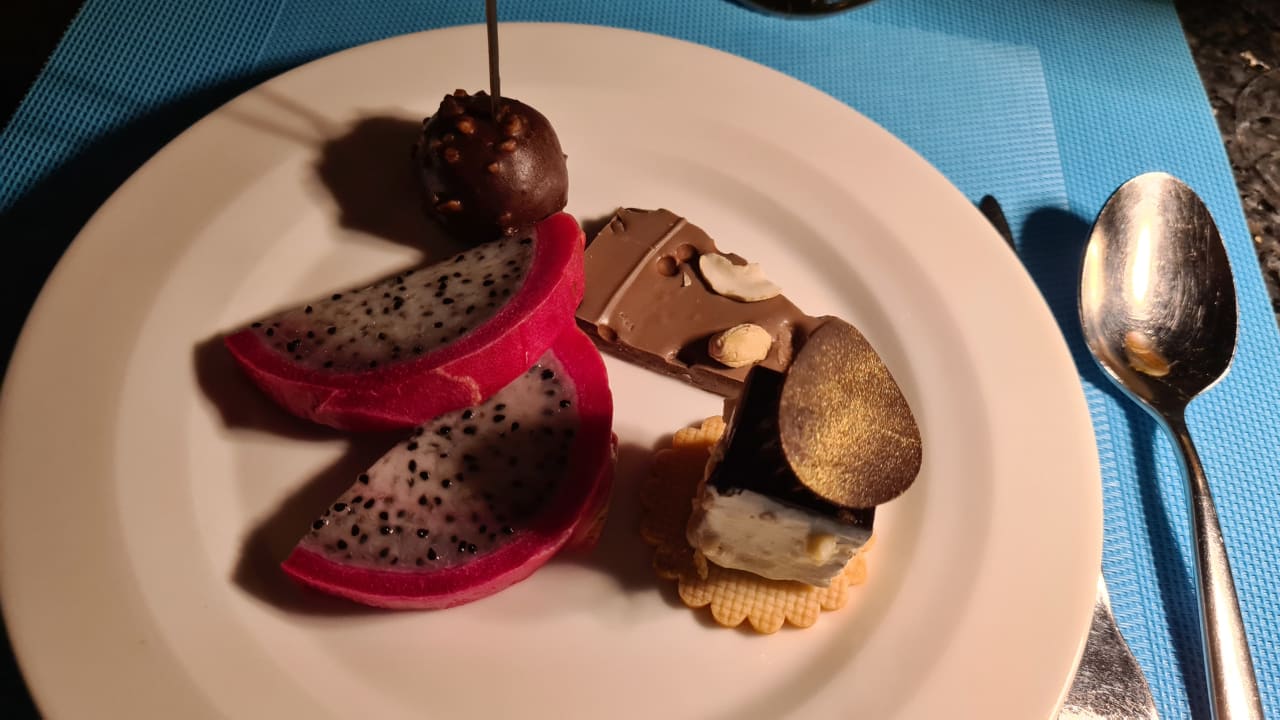 Gastro Outrigger Maldives Maafushivaru Resort