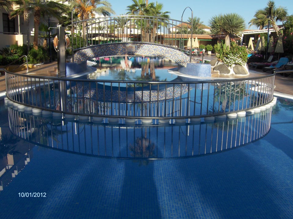 Full length of pool Apartments Colon II