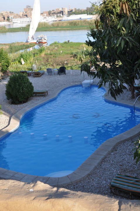Blick von der Terrasse auf den Pool und den Nil Al Baeirat Hotel