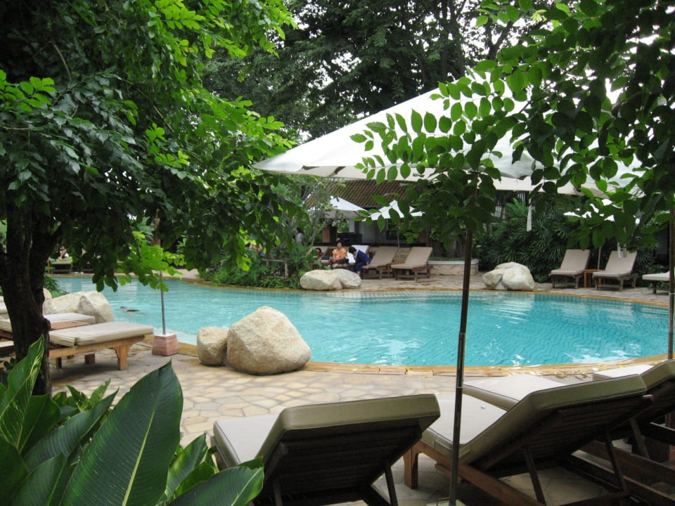 Blick auf eine der 3 sehr gepflegten Poolanlagen Woodlands Hotel & Resort