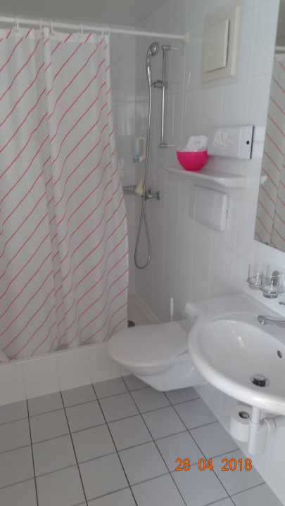 Bad mit Bademantel und Shampoo Seehotel Wilerbad