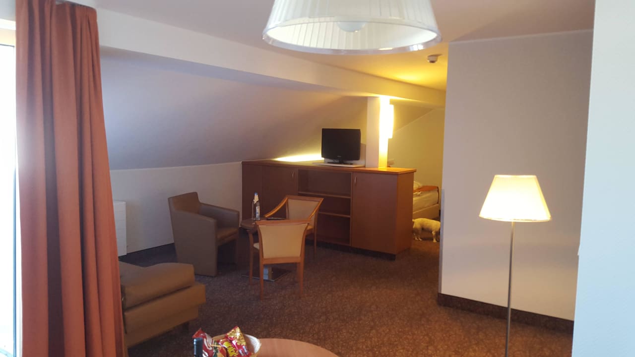 Juniorsuite 309, Blick vom Schreibtisch zum Wohnbe PLAZA INN Regensburg