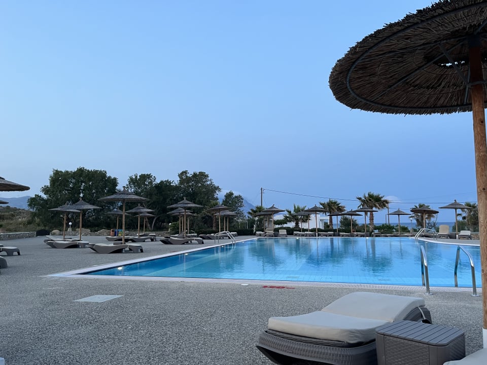 Pool Grand Blue Beach Hotel