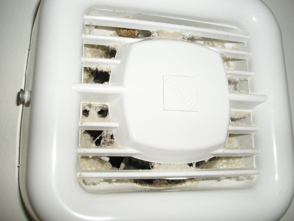 Verdreckte Lüftung im Bad -  Zimmer 1801 Grand Hotel Holiday Resort