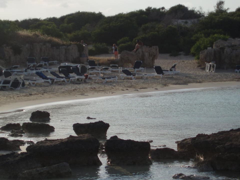Viele Felsen im Wasser Asterias Beach