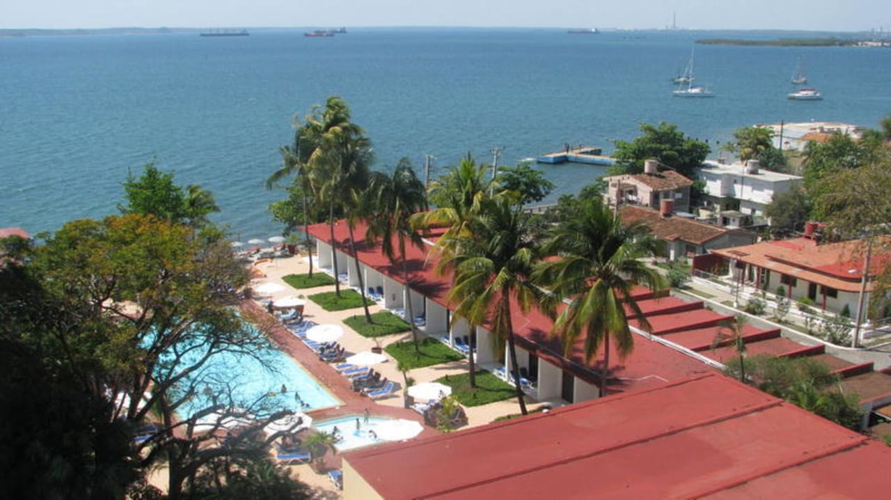 Blick von der 5. Etage auf den Pool Hotel Jagua Affiliated by Meliá