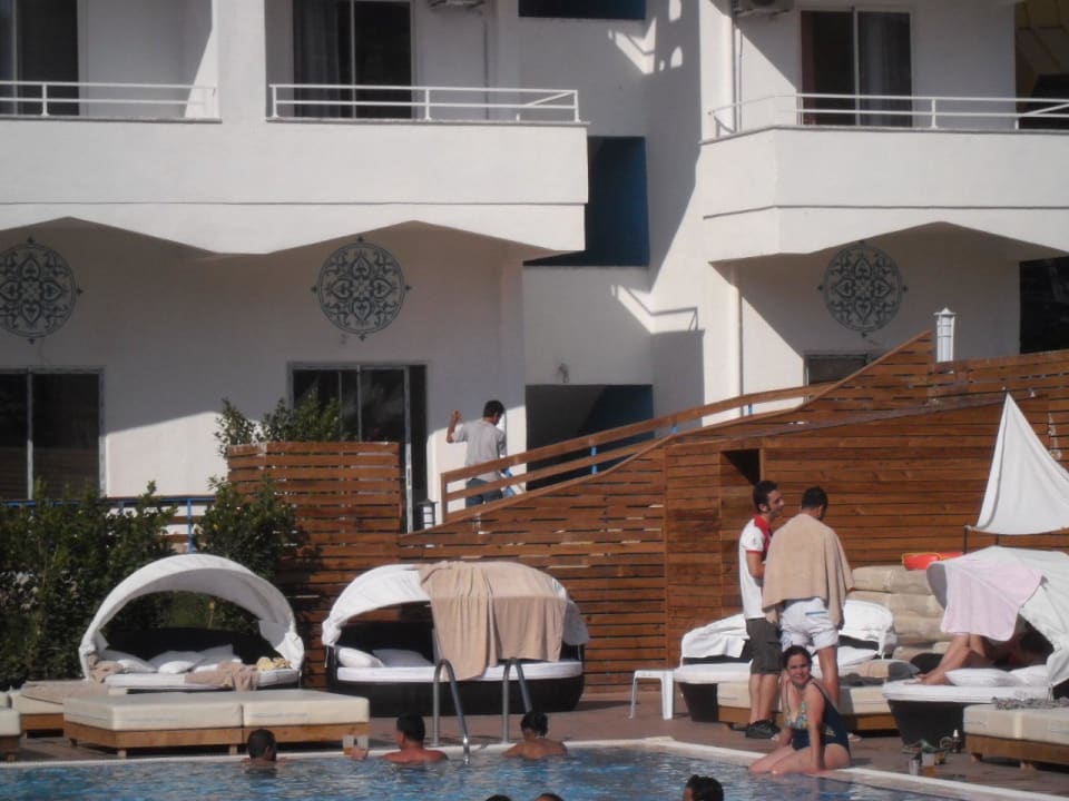 Im Vordergrund Pool, im Hintergrund Bauarbeiter Club Hotel Anjeliq