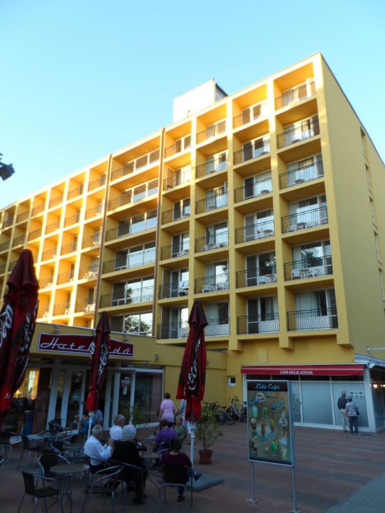 Hotel von außen, mit Eingang Hotel Lido