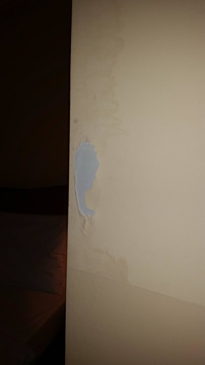 Massiver Wasserschaden Zimmer 314 bei Ankunft Holiday Inn Express Frankfurt - Airport