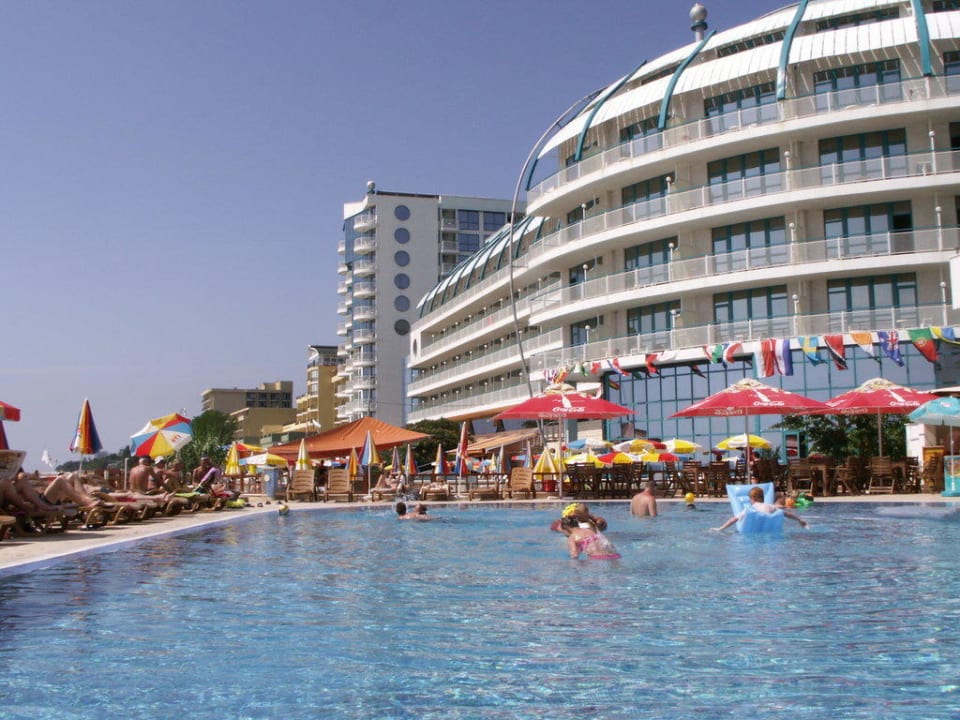 Kleine, schöne Poolanlage Hotel Glarus