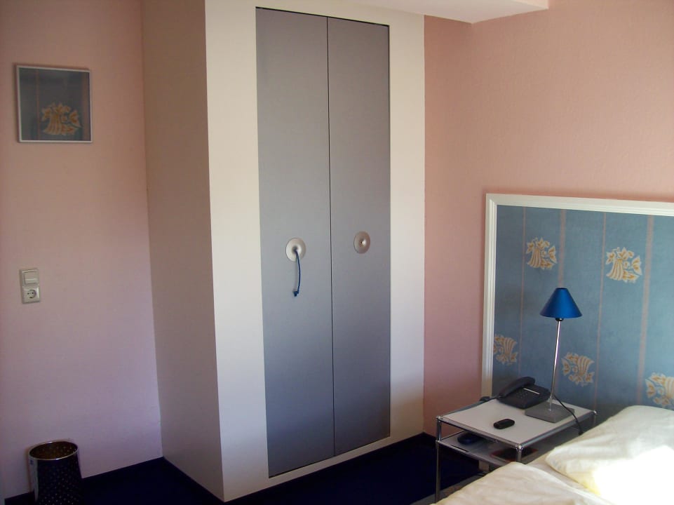 "aufziehbarer" Kleiderschrank Erzgebirgshotel Freiberger Höhe