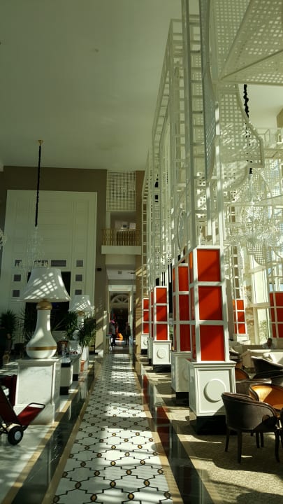 Lobby Well Palace Side