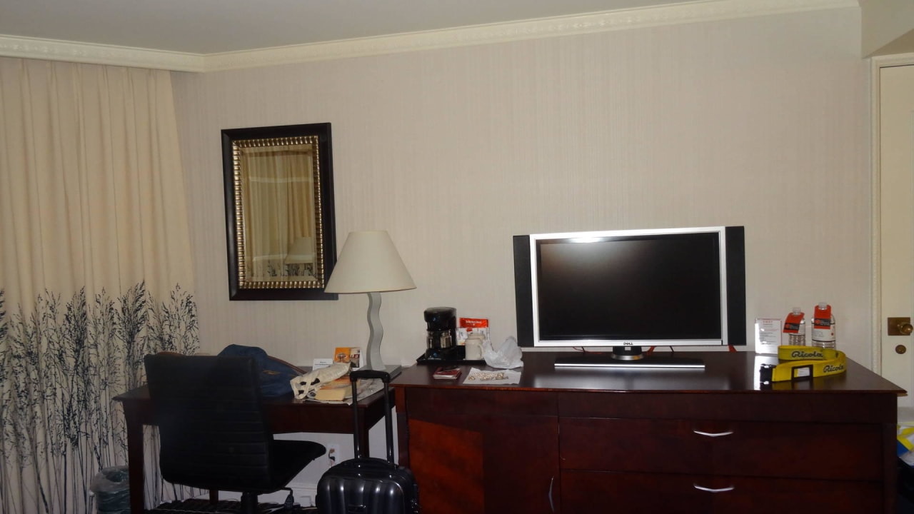 Schreibtisch mit TV Bristol Hotel