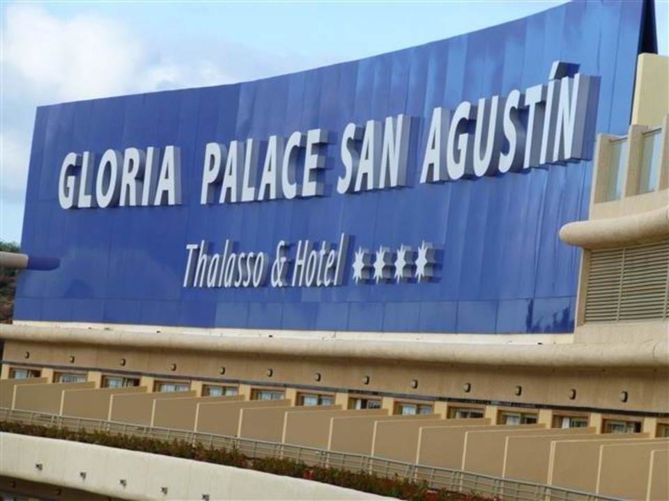 Der Hotelname oben im 9. Stock Gloria Palace San Agustin Thalasso & Hotel