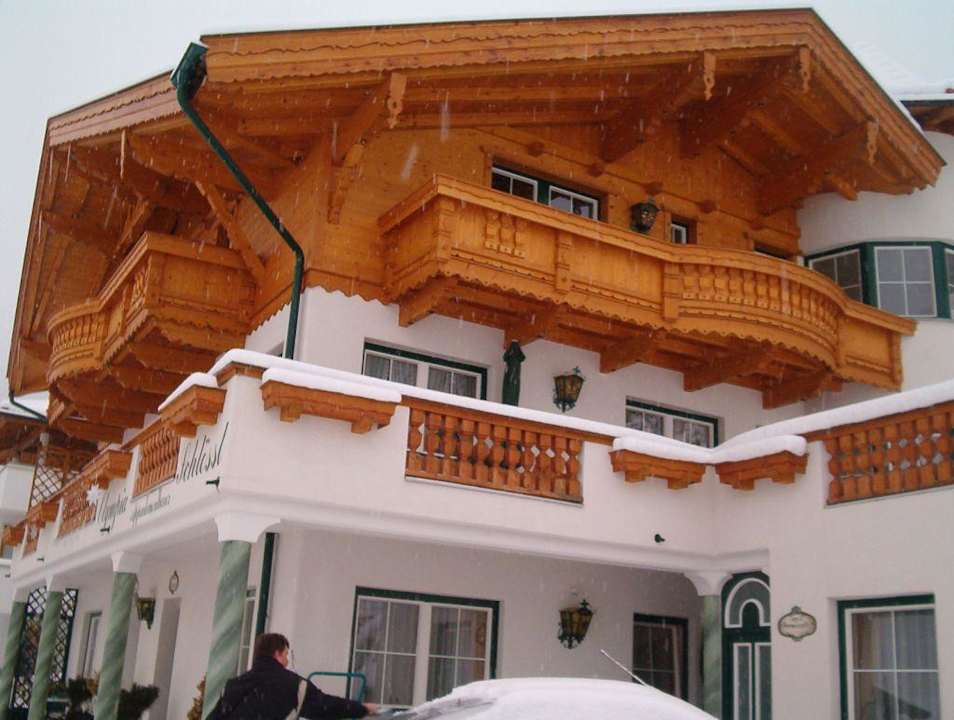 Blick vom Parkplatz auf´s Olympia Schlössl Apartmenthaus Olympia Schlössl