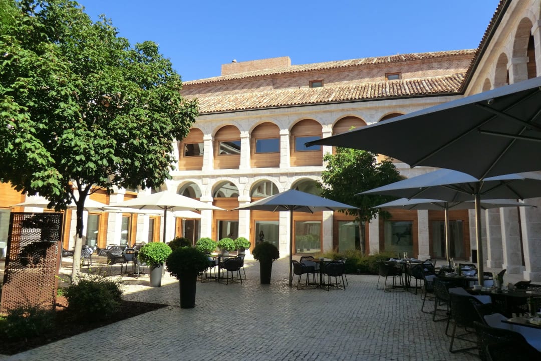 Zum Frühstücken und Verweilen. Hotel Parador de Alcalá de Henares