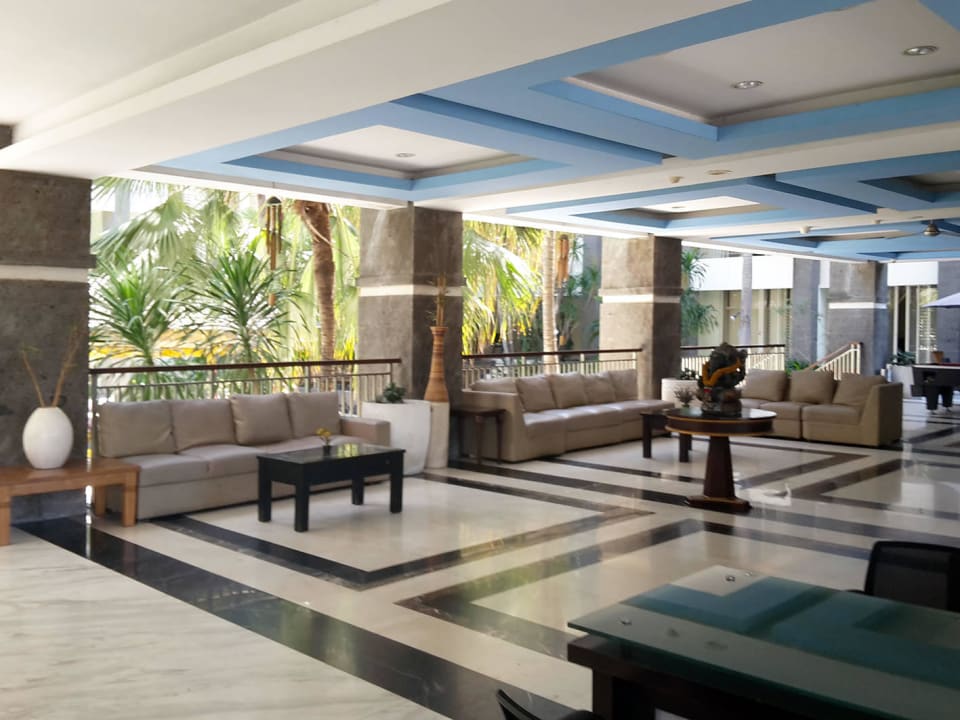 Weiträumige Lobby mit geschlossenem Barbereich Bali Kuta Resort