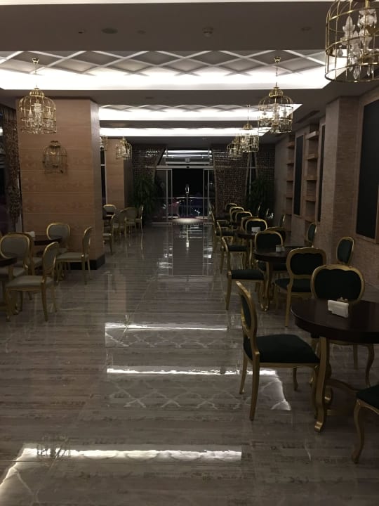 Flur im Kellergeschoss Azura Deluxe Resort & Spa Hotel