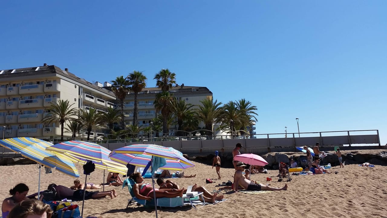 Widok hotelu z plaży CAPRICI BEACH HOTEL & SPA