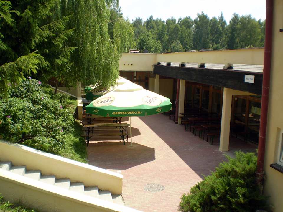 Ogródek przed klubokawiarnią Apartment Mazury Sport Club