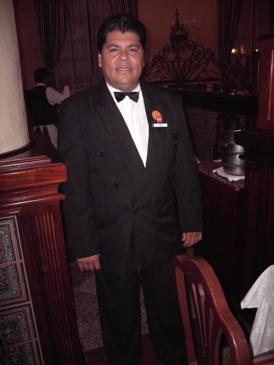 Ein Kellner Hotel Riu Tequila