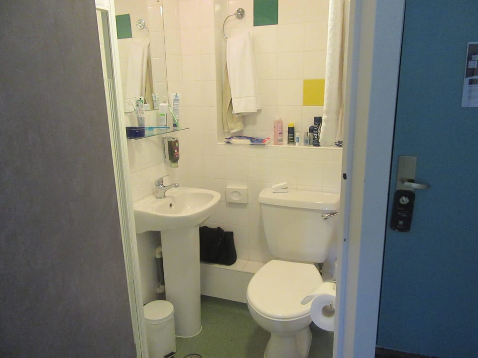Wenig Platz zwischen Waschbecken und Toilette. ibis Styles London Excel