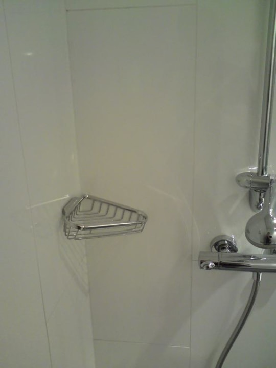 Wackelige Ablage in der Dusche Four Points by Sheraton Panoramahaus Dornbirn