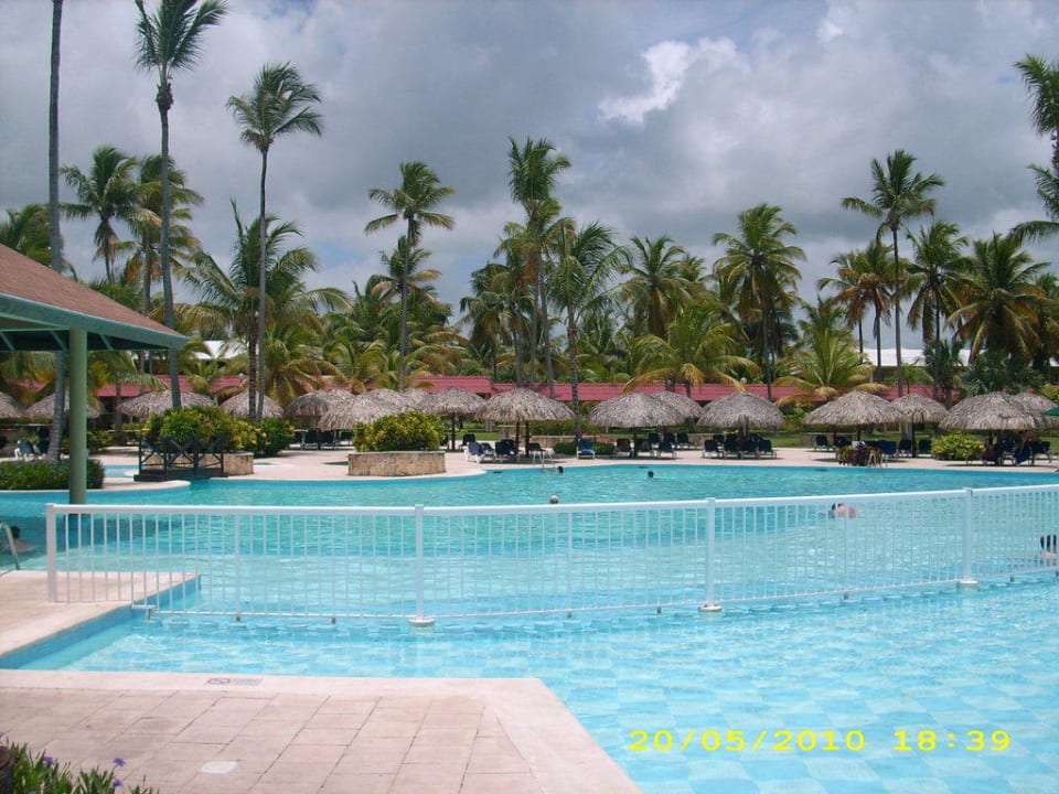 Reichlich Platz am Pool Grand Palladium Punta Cana Resort & Spa