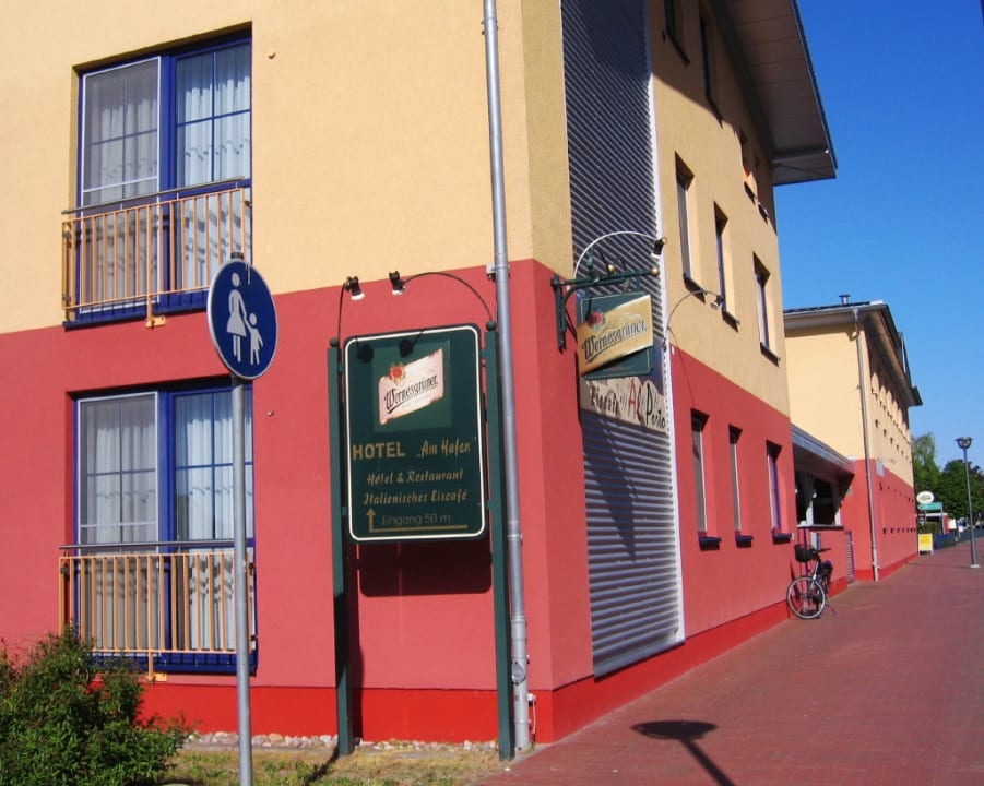 Straßenfront, Eingang von der Promenade am Wasser Hotel am Hafen Havelberg Haida