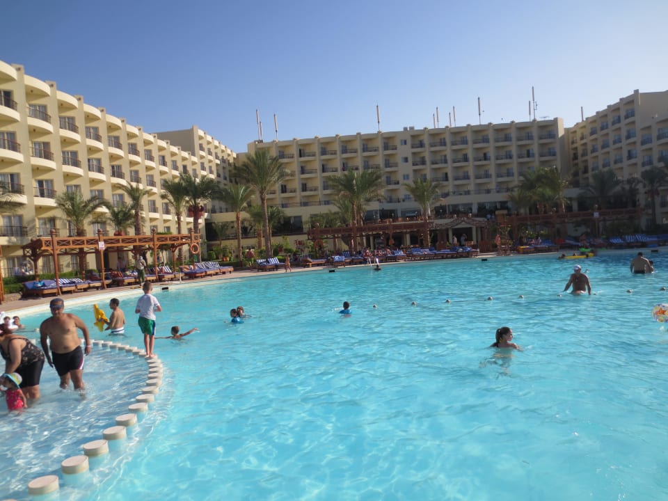 Бассейн и территория отеля Riviera Aqua Park Resort