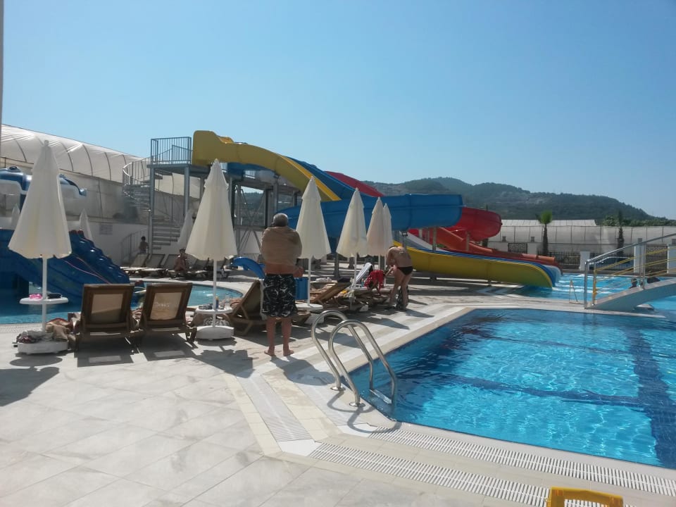 Pool im Animationsbereich The Lumos Deluxe Resort Hotel