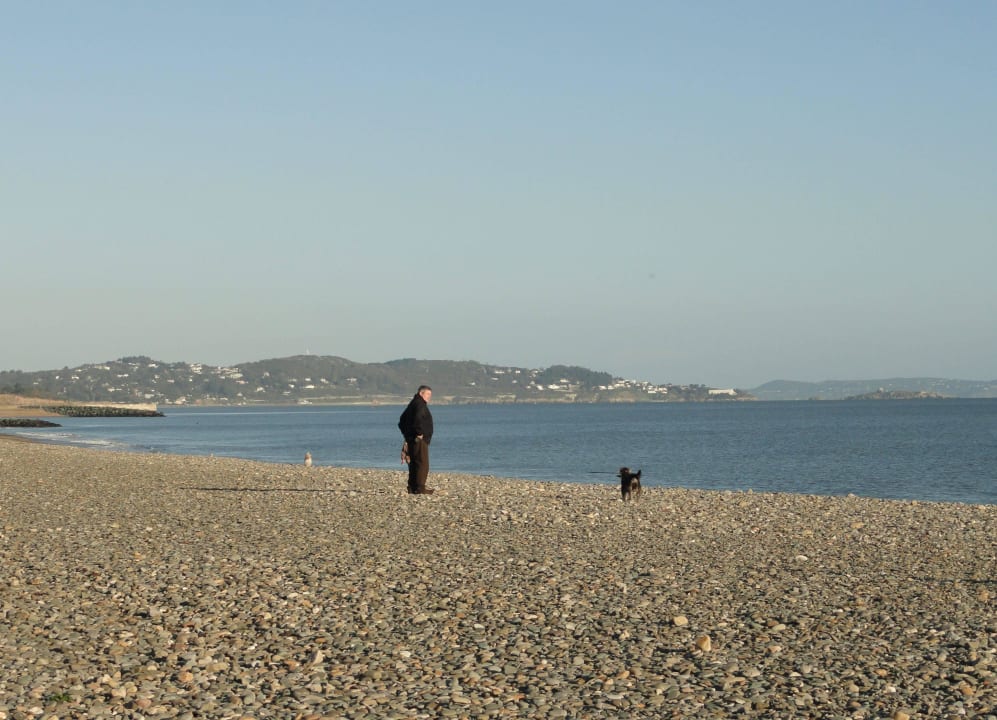 Im Spätherbst ist der weite Kiesstrand meist leer Esplanade Hotel On The Seafront