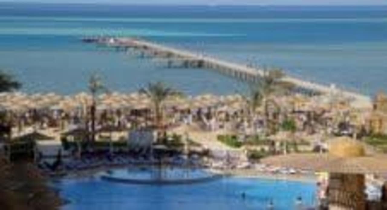 Вид из номера на бассейн и пляж AMC Royal Hotel & SPA