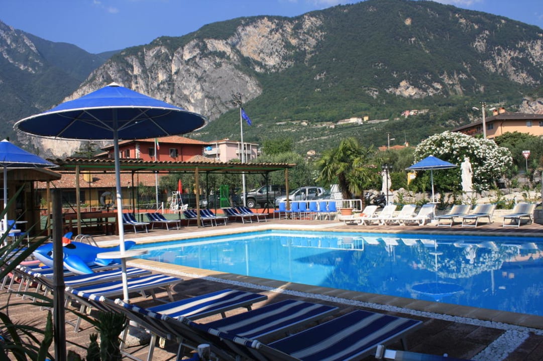 Der Pool Residenza Le Due Torri