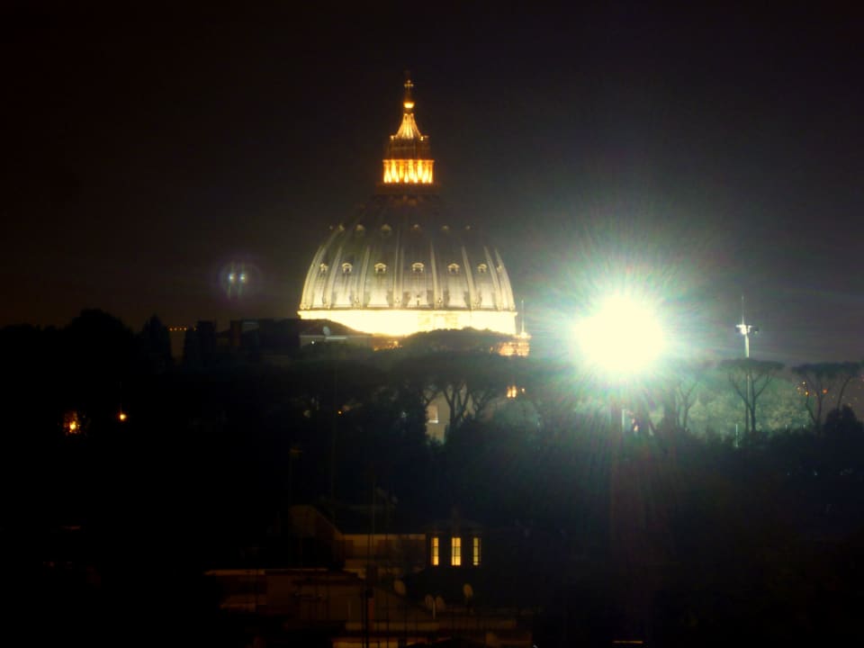 San Pietro di notte dal hotel Hotel Cardinal Saint Peter