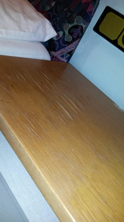 Der Nachttisch!! Oberfläche platzt ab!! Hotel Bergland-Hof