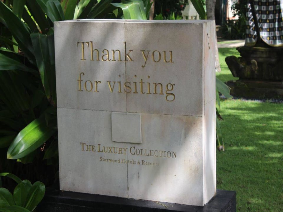 Hotelbegrenzung an der Strandpromenade The Laguna A Luxury Collection Resort & Spa