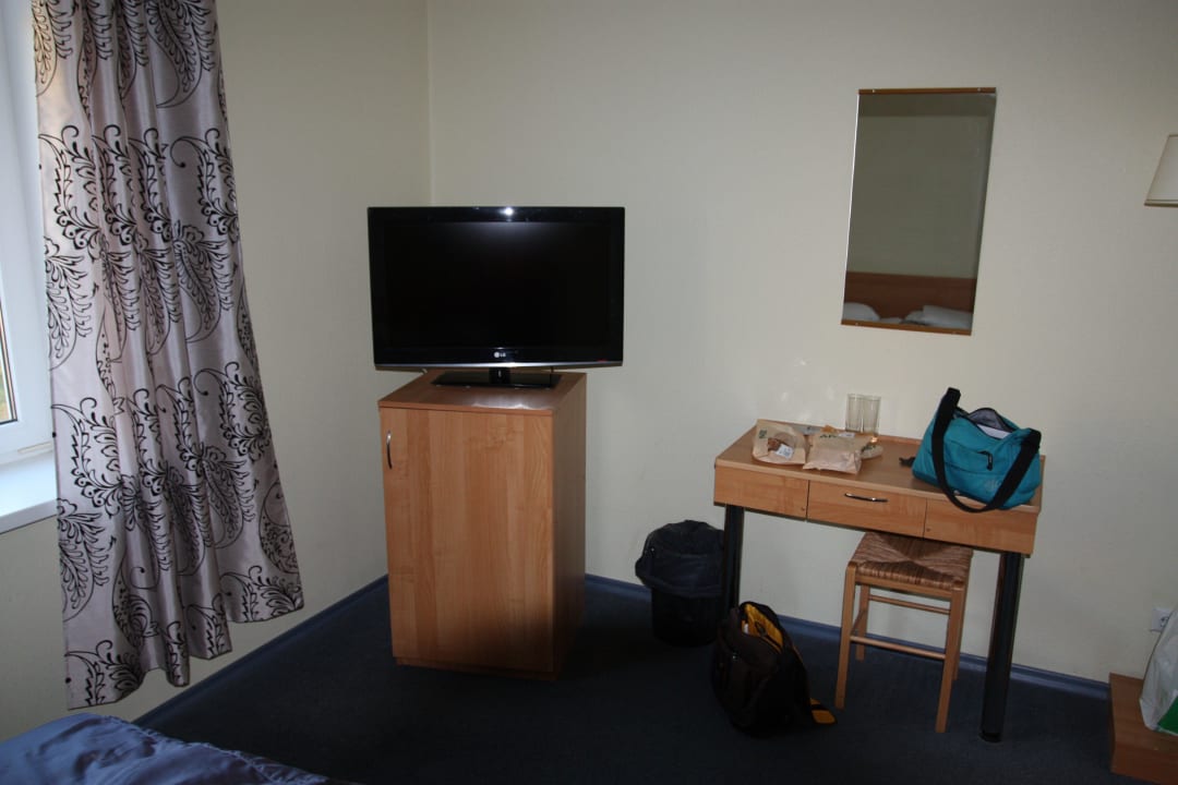Телевизор и стол Hotel Yes