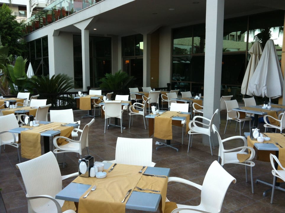 Tische draussen im Restaurant Aydinbey Kings Palace & Spa