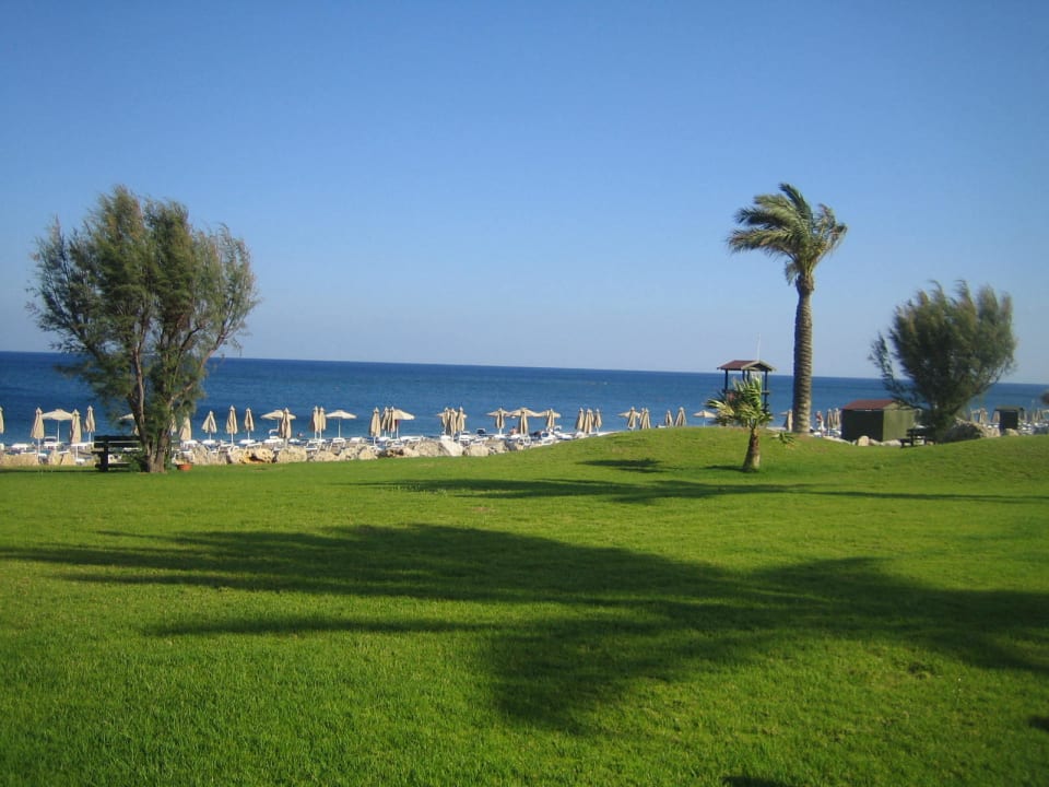 Grünfläche zwischen Hotel und Strand Rodos Palladium Leisure & Wellness