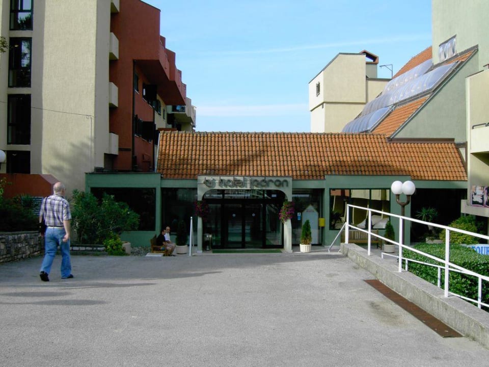 Der Haupteingang zum Hotel Veya Maradiso Hotel by Aminess