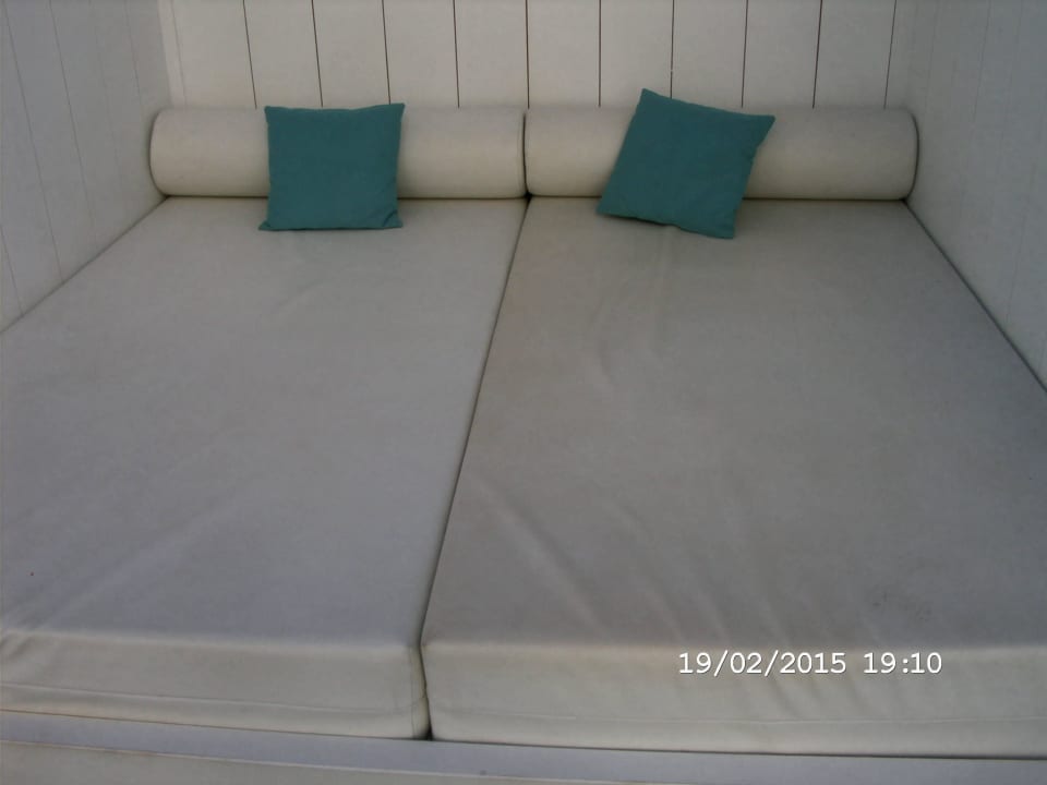 Verschmutze Auflagen Cabana Hotel Gold by Marina