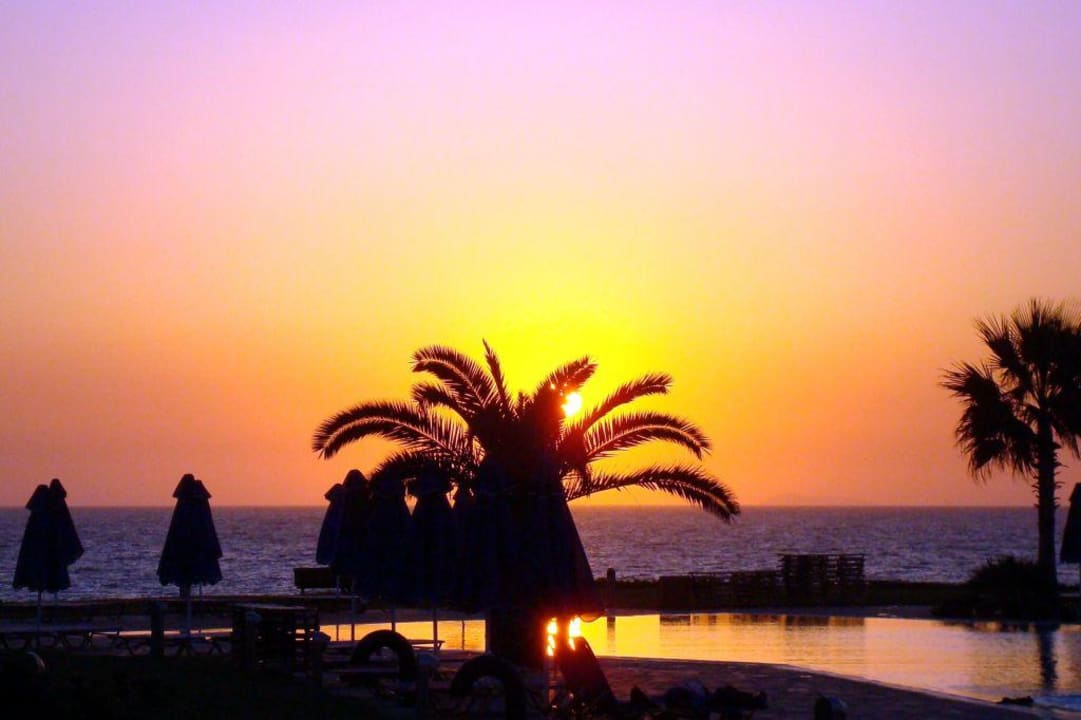 Sonnenuntergang beim Beach-Pool Neptune Luxury Resort