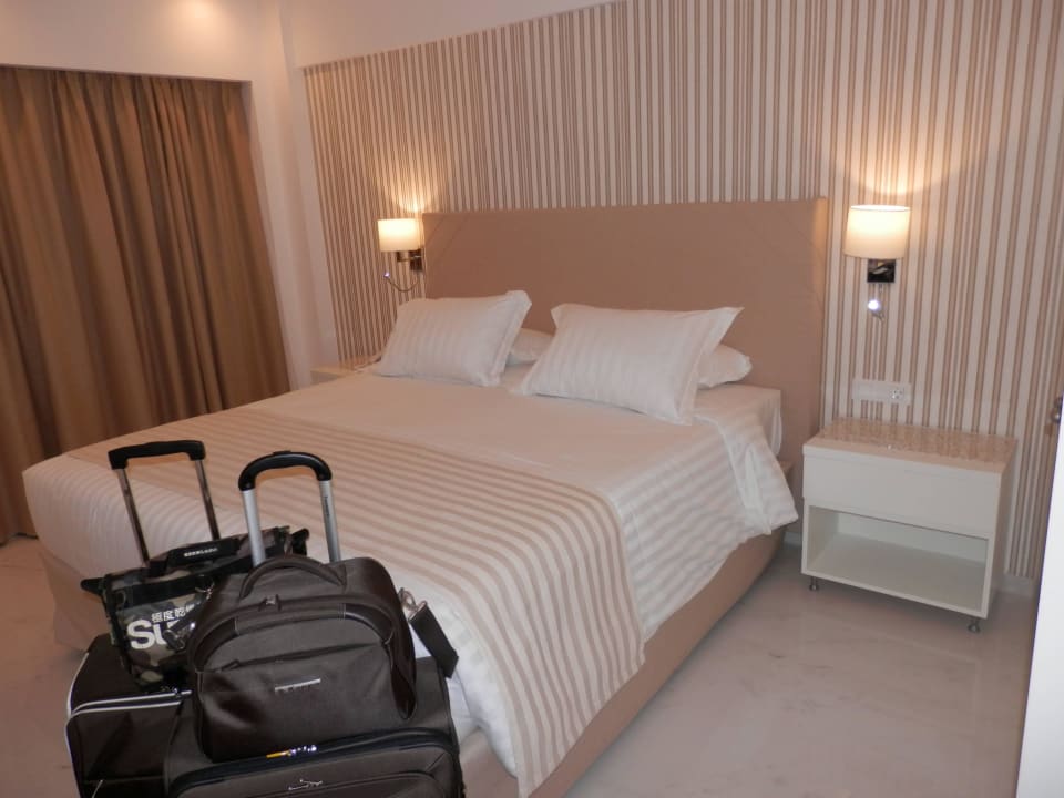 Bett sehr hoch aber Matratze toll ! Ibiscus Hotel Rhodos