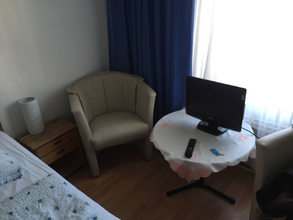 TV und Sessel im Zimmer Hotel Holsteiner Hof