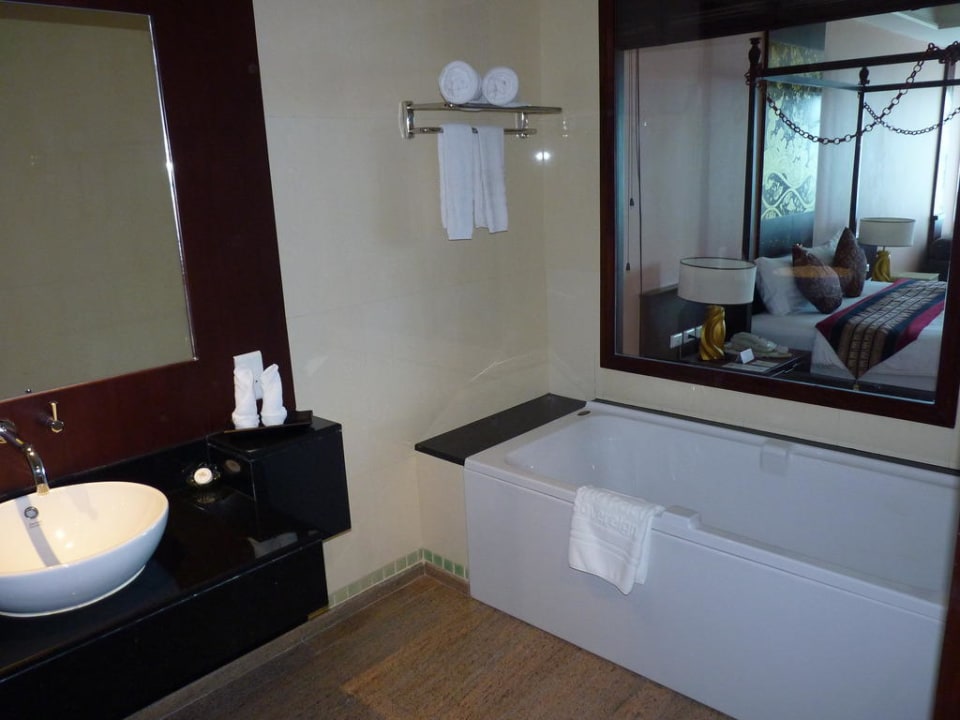 Badezimmer mit Blick in den Wohnbereich Hotel Grand Pacific Sovereign Resort & Spa